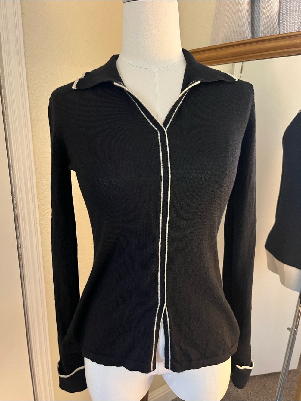 Vintage Oscar de la Renta Black V-Neck Long-Sleeve Sweater with White Trim